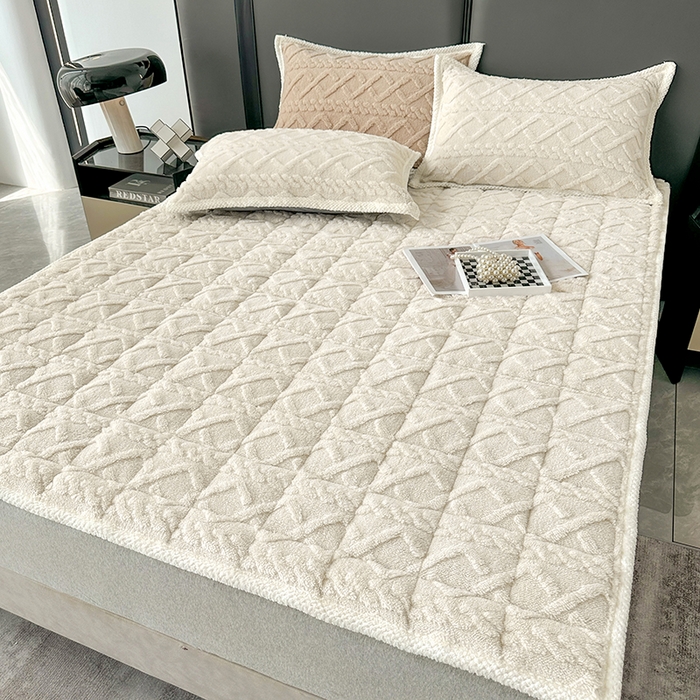 91家纺网 家纺一手货源 找家纺 纽缦家纺 2023新款纯色兔兔绒塔芙绒夹棉床垫 米杏