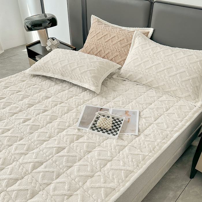 91家纺网 家纺一手货源 找家纺 纽缦家纺 2023新款纯色兔兔绒塔芙绒夹棉床垫 米杏