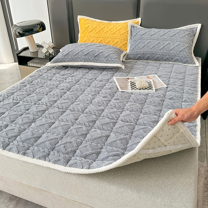 91家纺网 家纺一手货源 找家纺 纽缦家纺 2023新款纯色兔兔绒塔芙绒夹棉床垫 高级灰