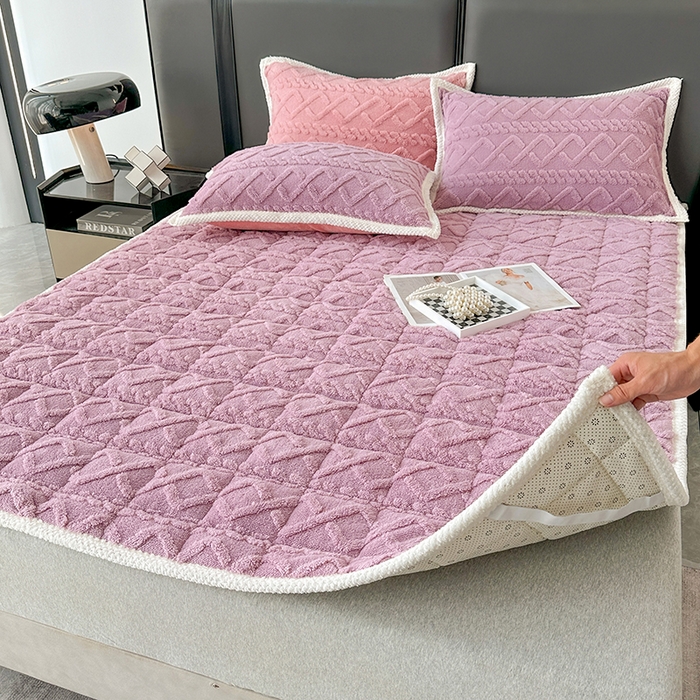 91家纺网 家纺一手货源 找家纺 纽缦家纺 2023新款纯色兔兔绒塔芙绒夹棉床垫 古典紫