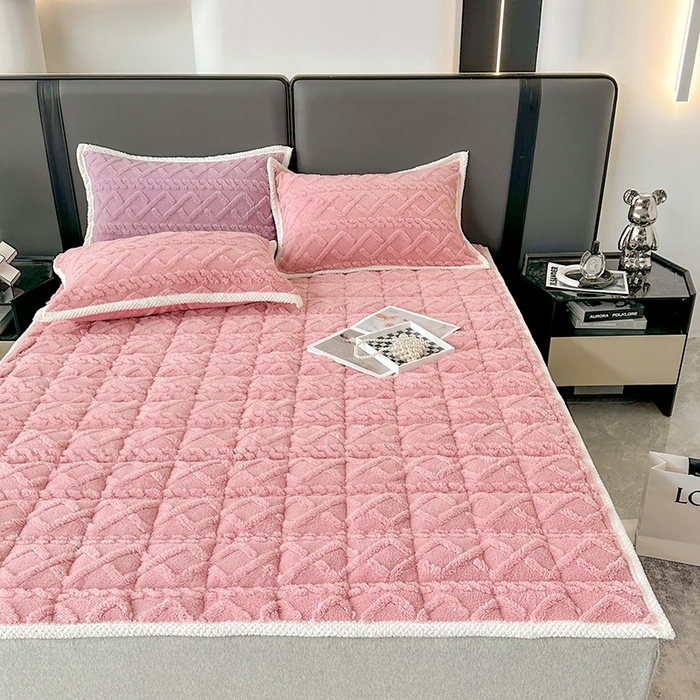 91家纺网 家纺一手货源 找家纺 纽缦家纺 2023新款纯色兔兔绒塔芙绒夹棉床垫 樱花粉