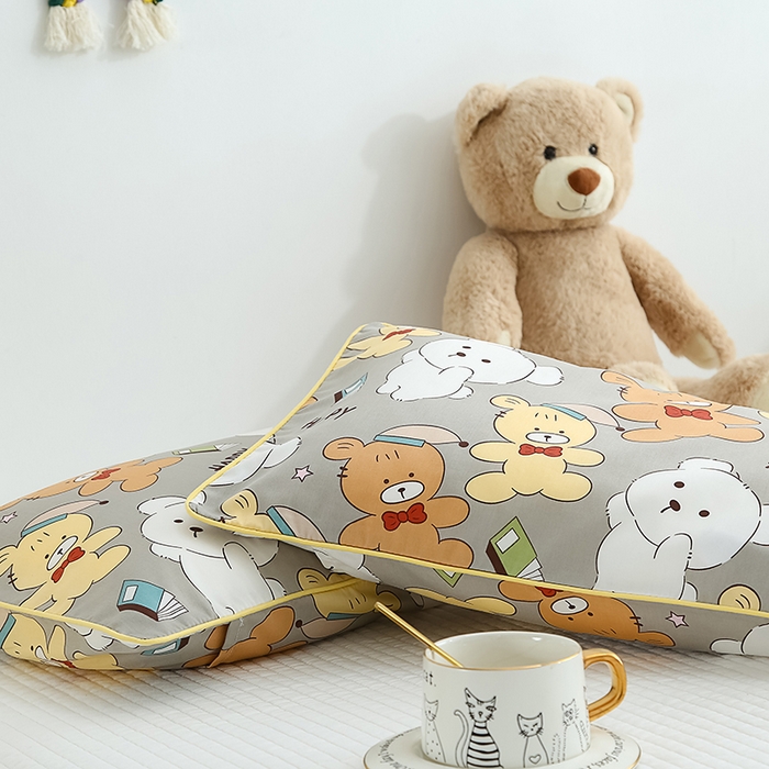 91家纺网 家纺一手货源 找家纺 良佐生活 2023新款60支全棉贡缎卡通信封款枕套 魔力熊