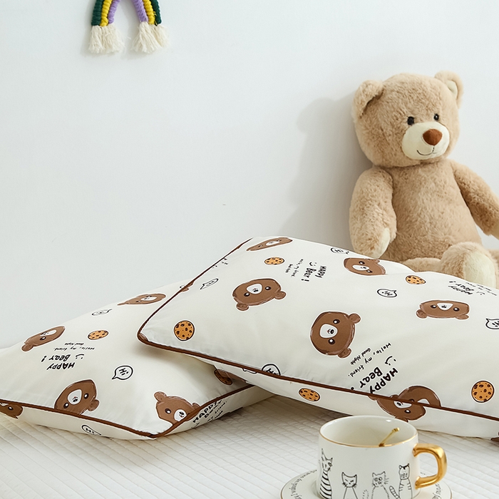 91家纺网 家纺一手货源 找家纺 良佐生活 2023新款60支全棉贡缎卡通信封款枕套 饼干熊咖
