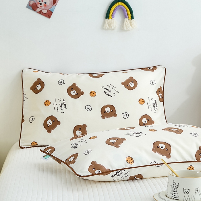 91家纺网 家纺一手货源 找家纺 良佐生活 2023新款60支全棉贡缎卡通信封款枕套 饼干熊咖