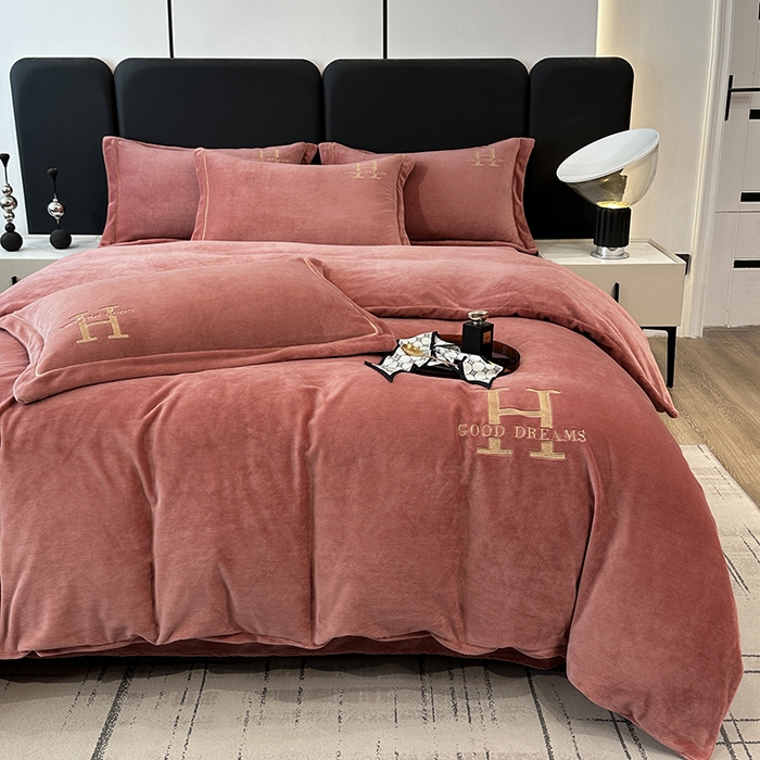 91家纺网 家纺一手货源 找家纺 宇彬家纺 2023新款母婴级牛奶婴儿绒刺绣四件套枕套宽边一字绣-H款 H-豆沙