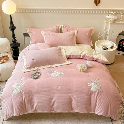 91家纺网 家纺一手货源 找家纺 懒猫家纺 2024新款【华夫格绣花】牛奶绒四件套 甜心小兔