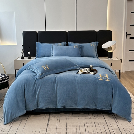 91家纺网 家纺一手货源 找家纺 宇彬家纺 2023新款母婴级牛奶婴儿绒刺绣四件套枕套宽边一字绣-H款 H-宾利蓝