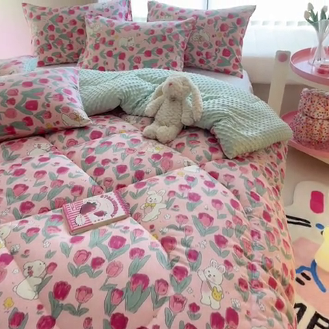 91家纺网 家纺一手货源 找家纺 简宜家居  2023新款全棉安抚豆豆绒被冬被春秋被 蔷薇兔