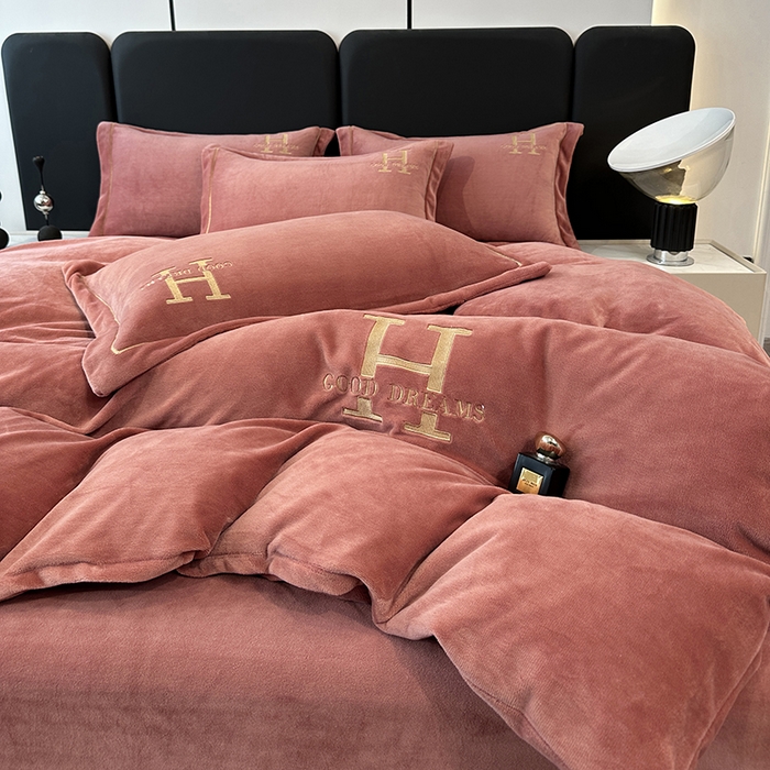 91家纺网 家纺一手货源 找家纺 宇彬家纺 2023新款母婴级牛奶婴儿绒刺绣四件套枕套宽边一字绣-H款 H-豆沙