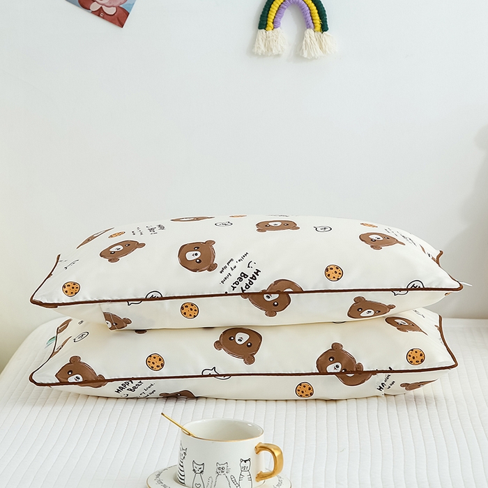 91家纺网 家纺一手货源 找家纺 良佐生活 2023新款60支全棉贡缎卡通信封款枕套 饼干熊咖