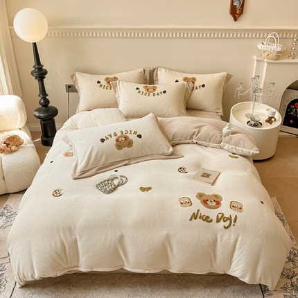 91家纺网 家纺一手货源 找家纺 懒猫家纺 2024新款【华夫格绣花】牛奶绒四件套 面包熊