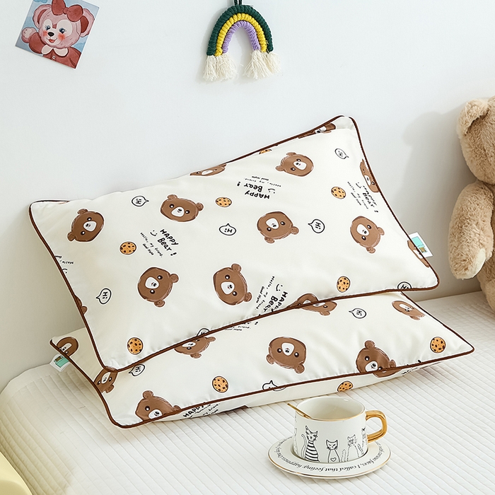 91家纺网 家纺一手货源 找家纺 良佐生活 2023新款60支全棉贡缎卡通信封款枕套 饼干熊咖