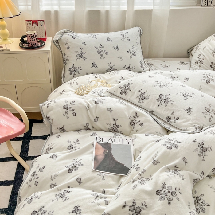 91家纺网 家纺一手货源 找家纺 懒猫家纺 2024新款【包边款印花】牛奶绒四件套 清浅时光