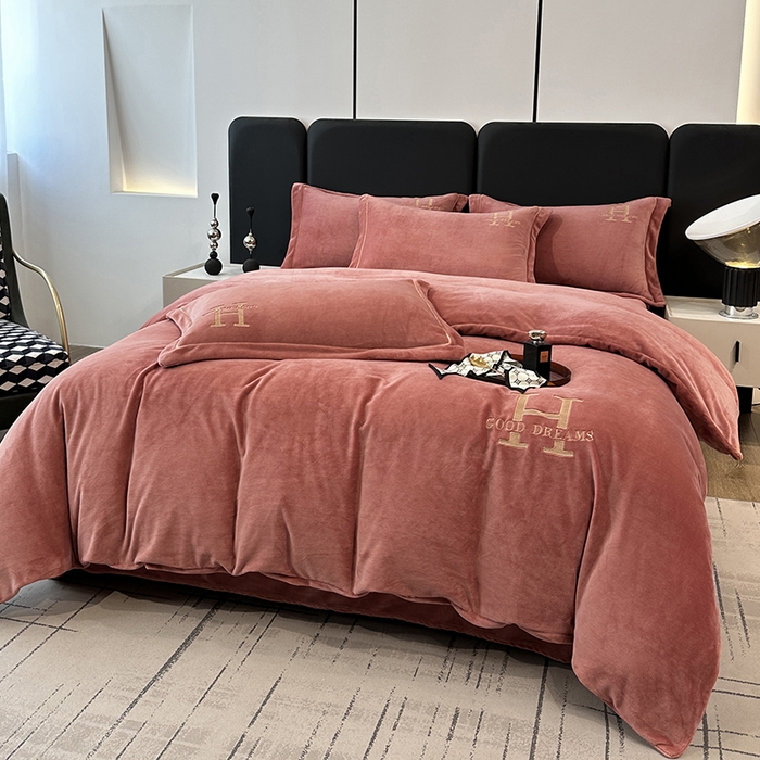 91家纺网 家纺一手货源 找家纺 宇彬家纺 2023新款母婴级牛奶婴儿绒刺绣四件套枕套宽边一字绣-H款 H-豆沙