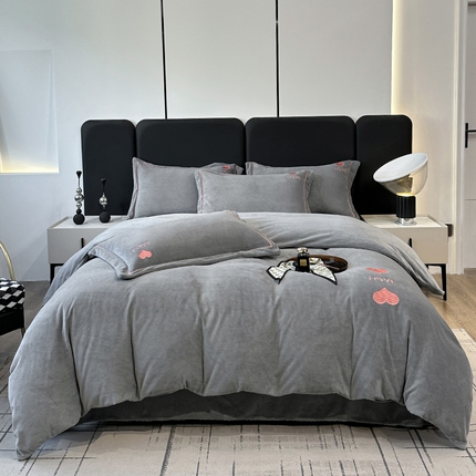 91家纺网 家纺一手货源 找家纺 宇彬家纺 2023新款母婴级牛奶婴儿绒刺绣四件套枕套宽边一字绣-爱心款 爱心-绅士灰