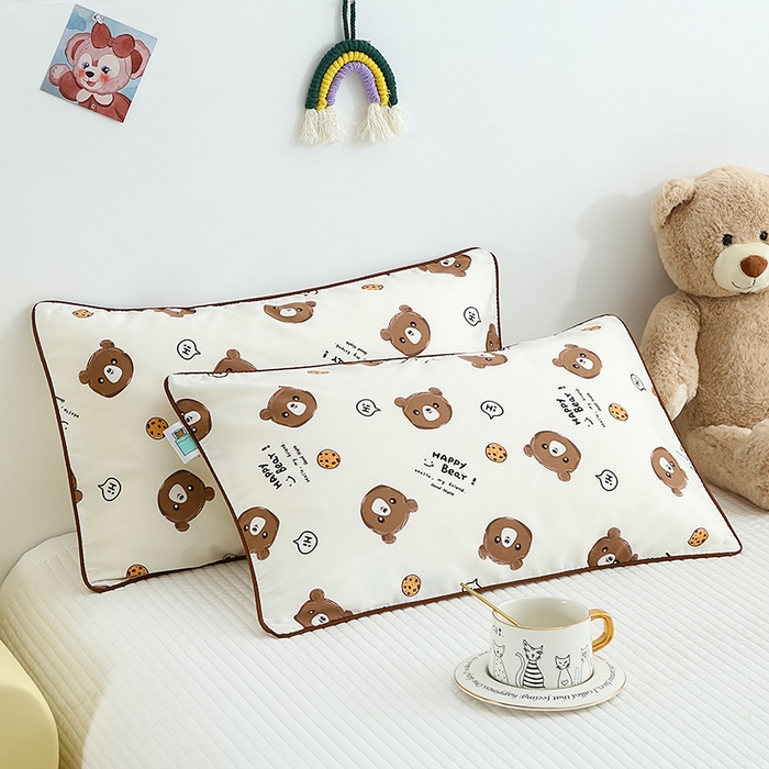 91家纺网 家纺一手货源 找家纺 良佐生活 2023新款60支全棉贡缎卡通信封款枕套 饼干熊咖