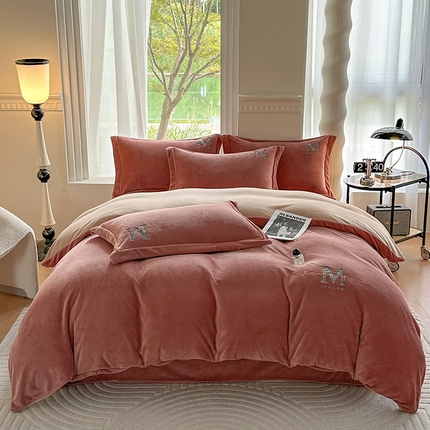 91家纺网 家纺一手货源 找家纺 宇彬家纺 2023新款母婴级牛奶婴儿绒刺绣四件套枕套宽边一字绣-M款 M款 豆沙＋香槟