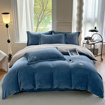 91家纺网 家纺一手货源 找家纺 宇彬家纺 2023新款母婴级牛奶婴儿绒刺绣四件套枕套宽边一字绣-山茶花款 山茶花 宾利蓝＋香槟