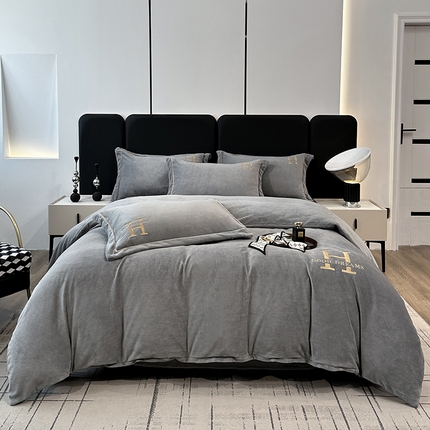 91家纺网 家纺一手货源 找家纺 宇彬家纺 2023新款母婴级牛奶婴儿绒刺绣四件套枕套宽边一字绣-H款 H-绅士灰