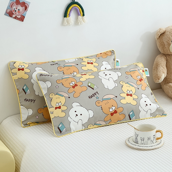 91家纺网 家纺一手货源 找家纺 良佐生活 2023新款60支全棉贡缎卡通信封款枕套 魔力熊