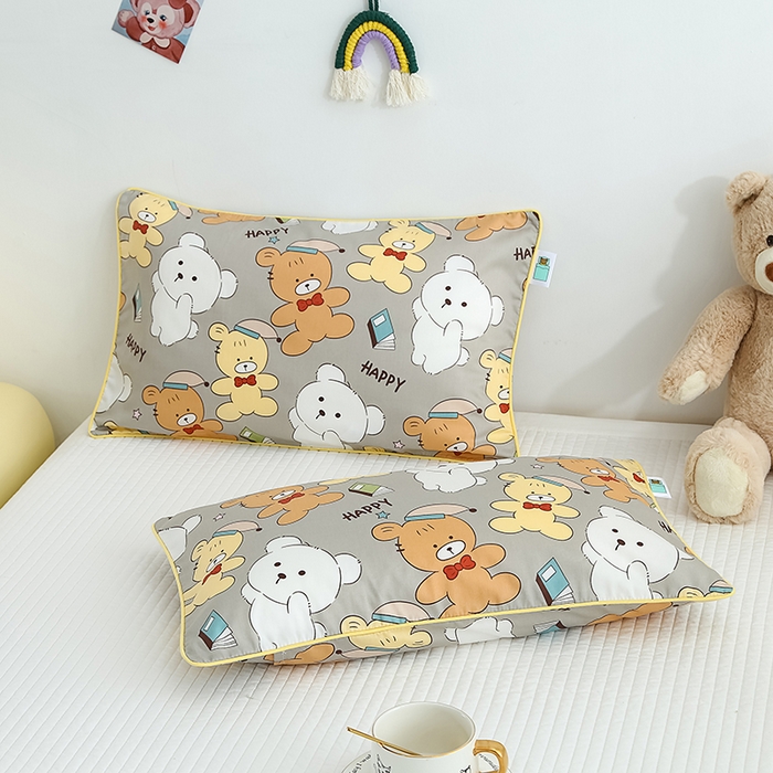 91家纺网 家纺一手货源 找家纺 良佐生活 2023新款60支全棉贡缎卡通信封款枕套 魔力熊