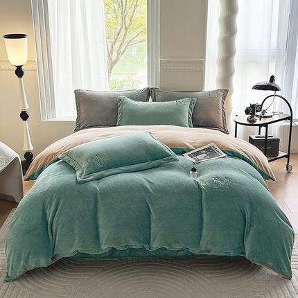 91家纺网 家纺一手货源 找家纺 宇彬家纺 2023新款母婴级牛奶婴儿绒刺绣四件套枕套宽边一字绣-M款 M款 炫彩绿＋香槟