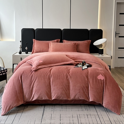 91家纺网 家纺一手货源 找家纺 宇彬家纺 2023新款母婴级牛奶婴儿绒刺绣四件套枕套宽边一字绣-爱心款 爱心-豆沙