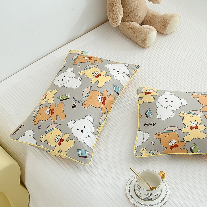 91家纺网 家纺一手货源 找家纺 良佐生活 2023新款60支全棉贡缎卡通信封款枕套 魔力熊