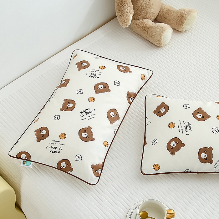 91家纺网 家纺一手货源 找家纺 良佐生活 2023新款60支全棉贡缎卡通信封款枕套 饼干熊咖