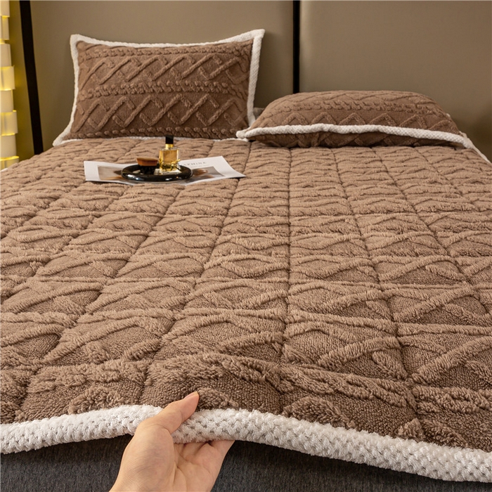 91家纺网 家纺一手货源 找家纺 正邦家纺 2024新款牛奶绒提花保暖塔芙蓉床垫 卡其