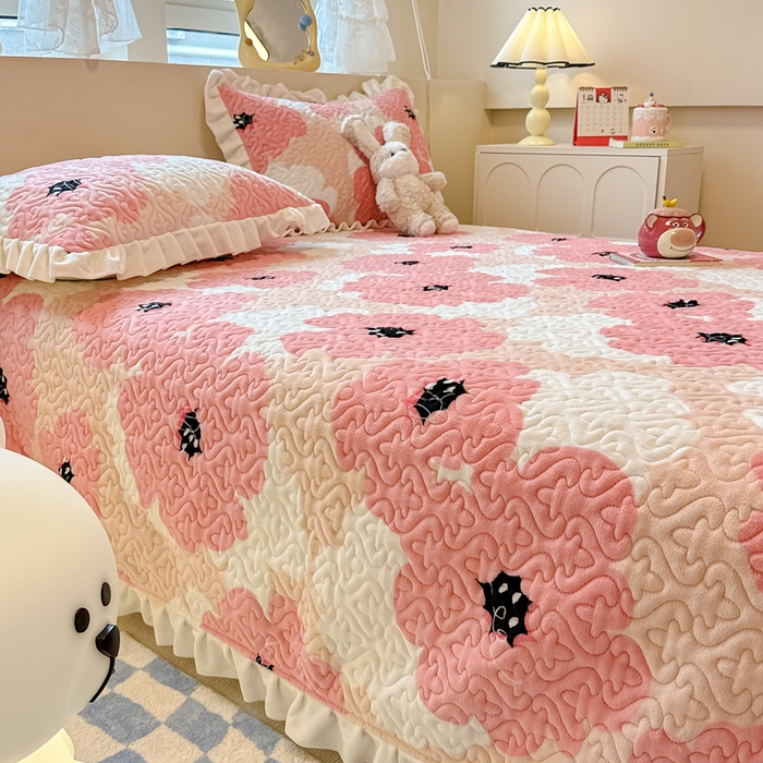 91家纺网 家纺一手货源 找家纺 简宜家居（朝初家纺）2023新款牛奶绒夹棉床盖 蜜爱