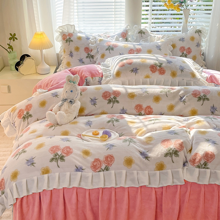 91家纺网 家纺一手货源 找家纺 金盛皇朝家纺 2023高克重牛奶绒韩版花边床裙款四件套 花意飘香