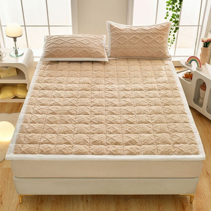 91家纺网 家纺一手货源 找家纺 梦初语 2023新款塔芙绒夹棉床垫 奶咖