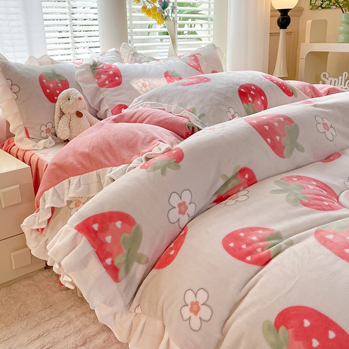 91家纺网 家纺一手货源 找家纺 金盛皇朝家纺 2023高克重牛奶绒韩版花边床裙款四件套 草莓朵朵