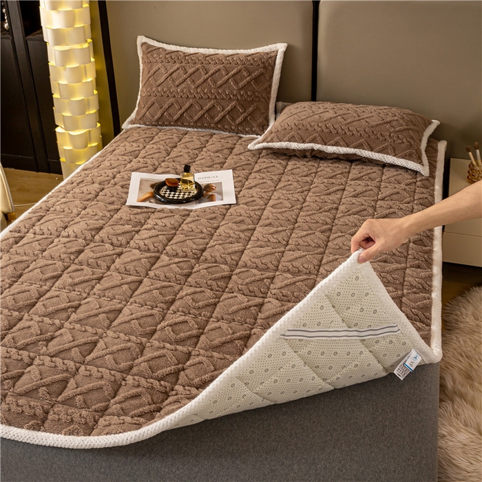 91家纺网 家纺一手货源 找家纺 正邦家纺 2024新款牛奶绒提花保暖塔芙蓉床垫 卡其