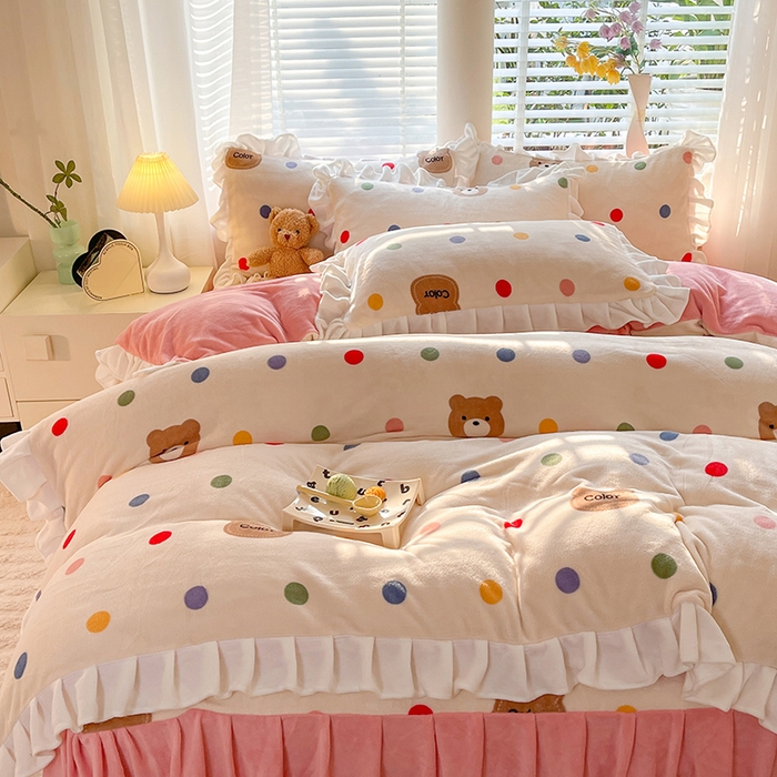 91家纺网 家纺一手货源 找家纺 金盛皇朝家纺 2023高克重牛奶绒韩版花边床裙款四件套 波点小熊