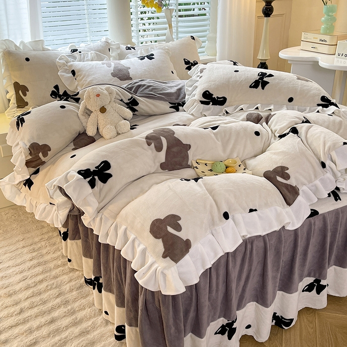 91家纺网 家纺一手货源 找家纺 金盛皇朝家纺 2023高克重牛奶绒韩版花边床裙款四件套 蝴蝶兔