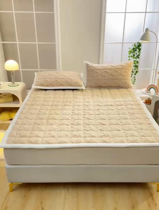 91家纺网 家纺一手货源 找家纺 梦初语 2023新款塔芙绒夹棉床垫 奶咖