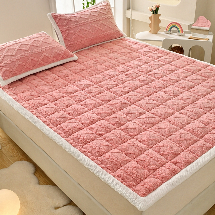 91家纺网 家纺一手货源 找家纺 梦初语 2023新款塔芙绒夹棉床垫 浪漫粉