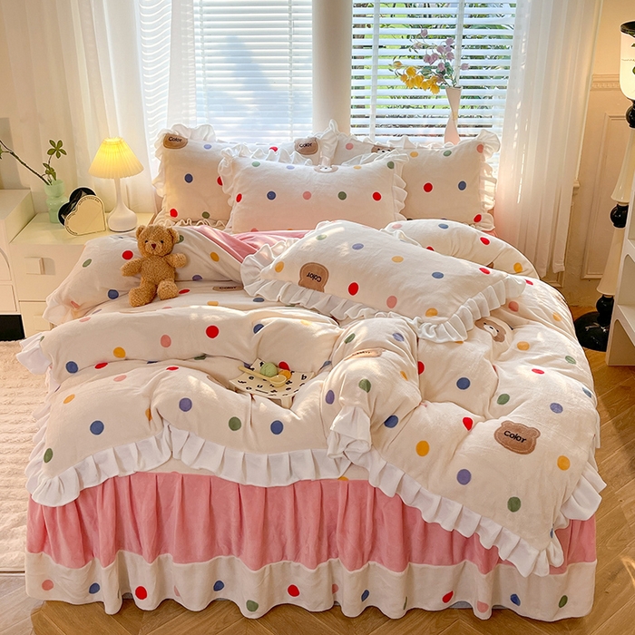 91家纺网 家纺一手货源 找家纺 金盛皇朝家纺 2023高克重牛奶绒韩版花边床裙款四件套 波点小熊