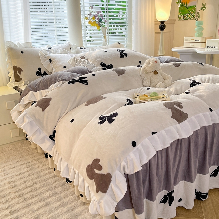 91家纺网 家纺一手货源 找家纺 金盛皇朝家纺 2023高克重牛奶绒韩版花边床裙款四件套 蝴蝶兔