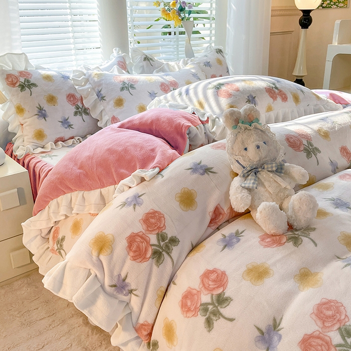 91家纺网 家纺一手货源 找家纺 金盛皇朝家纺 2023高克重牛奶绒韩版花边床裙款四件套 花意飘香