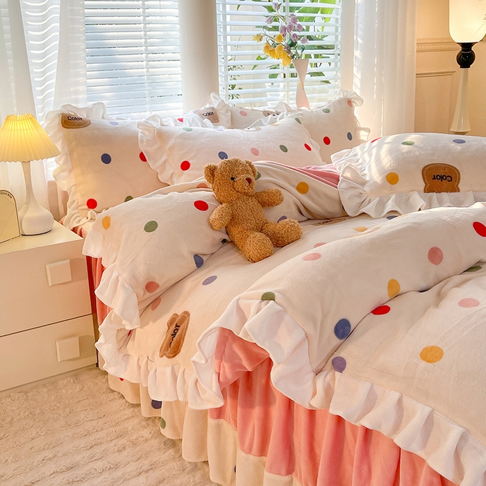 91家纺网 家纺一手货源 找家纺 金盛皇朝家纺 2023高克重牛奶绒韩版花边床裙款四件套 波点小熊