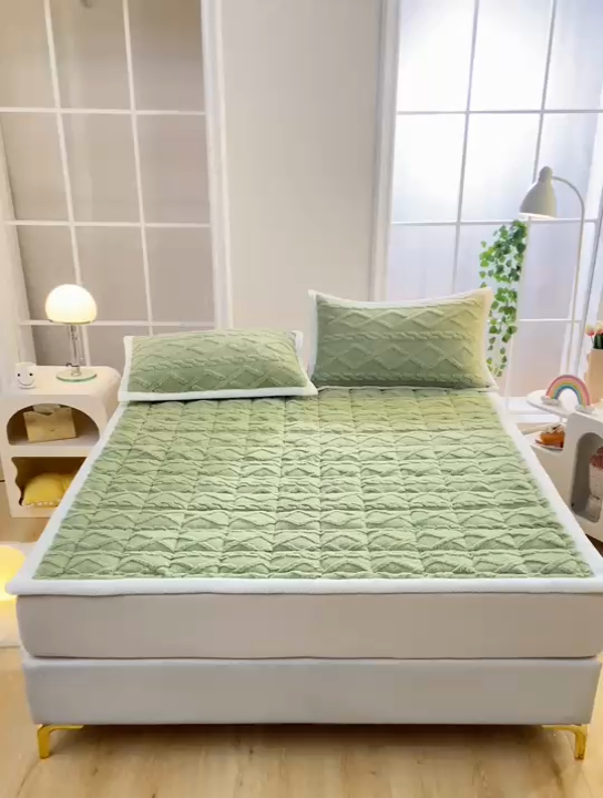 91家纺网 家纺一手货源 找家纺 梦初语 2023新款塔芙绒夹棉床垫 果绿