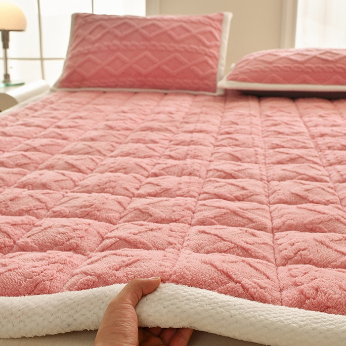 91家纺网 家纺一手货源 找家纺 梦初语 2023新款塔芙绒夹棉床垫 浪漫粉