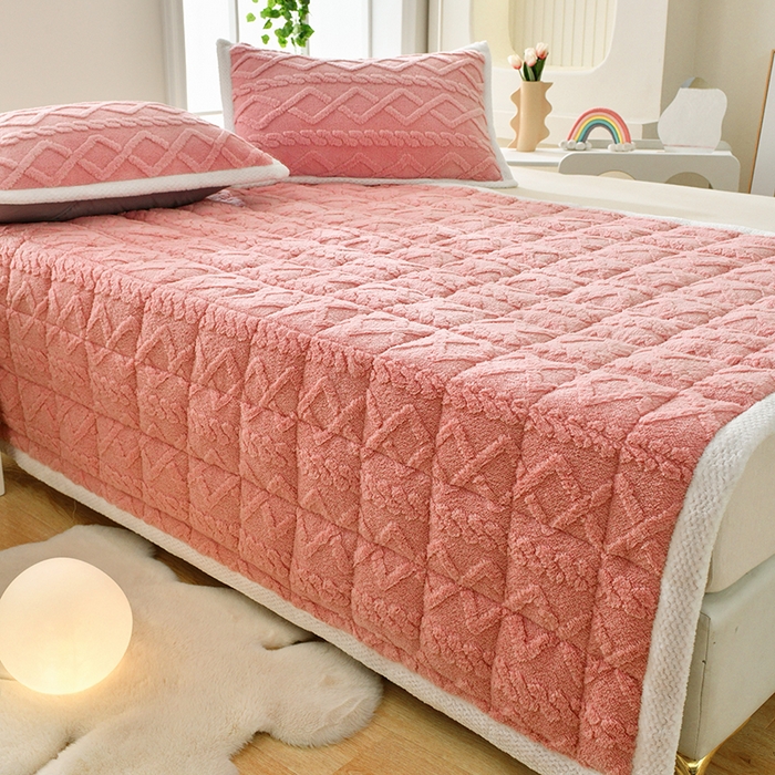 91家纺网 家纺一手货源 找家纺 梦初语 2023新款塔芙绒夹棉床垫 浪漫粉