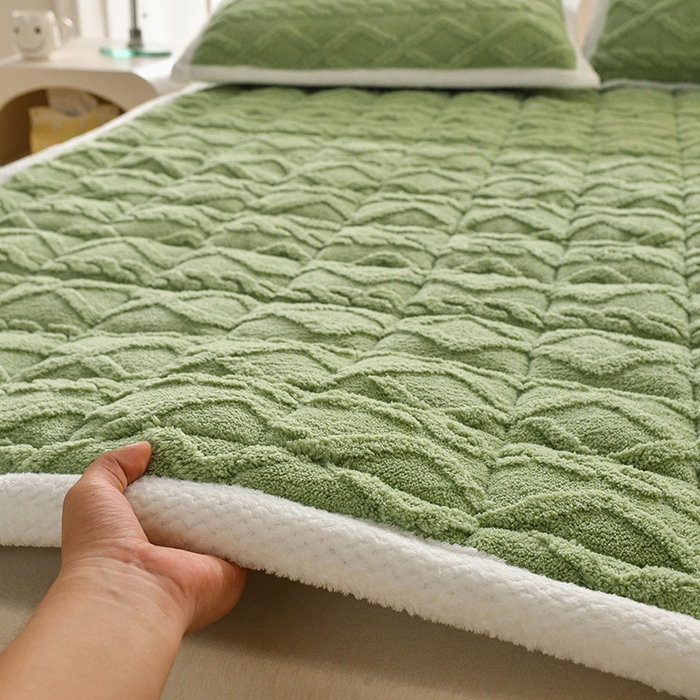 91家纺网 家纺一手货源 找家纺 梦初语 2023新款塔芙绒夹棉床垫 果绿