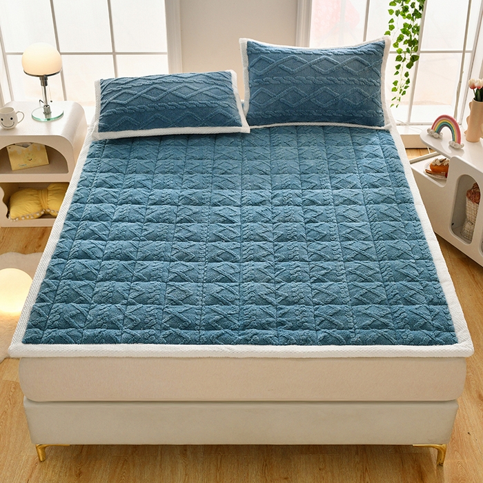 91家纺网 家纺一手货源 找家纺 梦初语 2023新款塔芙绒夹棉床垫 藏蓝