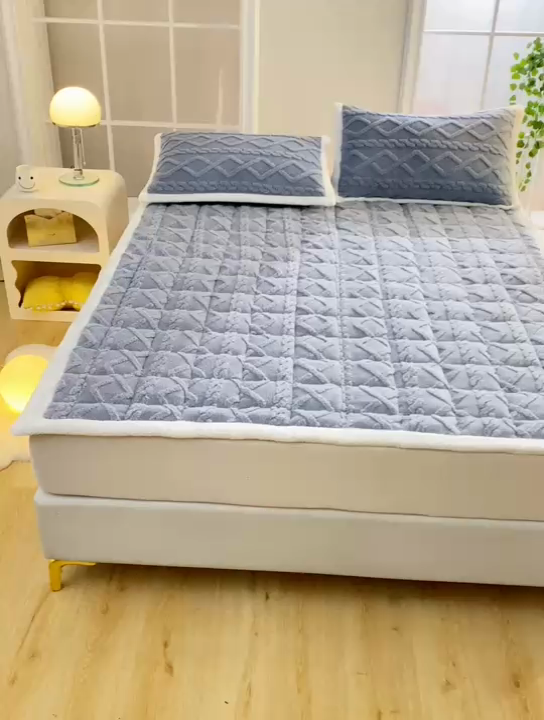 91家纺网 家纺一手货源 找家纺 梦初语 2023新款塔芙绒夹棉床垫 浅灰