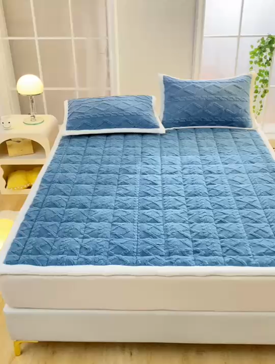 91家纺网 家纺一手货源 找家纺 梦初语 2023新款塔芙绒夹棉床垫 藏蓝